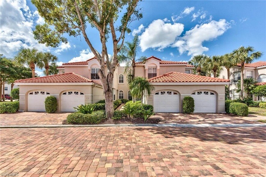 1515 Clermont Dr, Unit 202 in Naples, FL - Building Photo