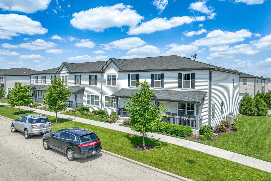 65 E Robinson Ave in Cortland, IL - Foto de edificio