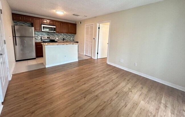 10200 Gandy Blvd N in St. Petersburg, FL - Building Photo - Building Photo