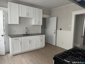 74 Garfield Ave in Bridgeport, CT - Foto de edificio - Building Photo