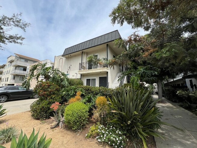 3746 S Canfield Ave, Unit 1