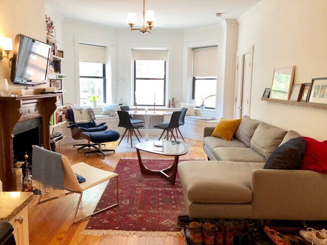 247 Newbury St, Unit 2B