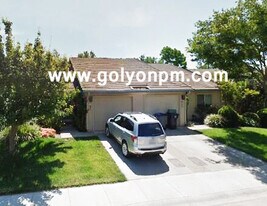 924 Zaragoza St in Davis, CA - Building Photo