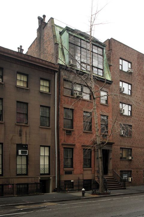 10 W 9th St in New York, NY - Building Photo