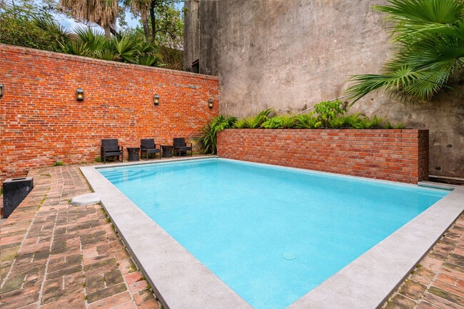 508 Chartres St in New Orleans, LA - Foto de edificio - Building Photo