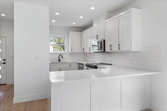 1303 Faultline Dr in Horseshoe Bay, TX - Foto de edificio - Building Photo