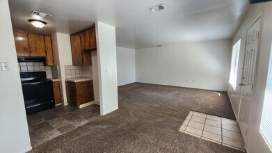 7004 N Half Moon Dr in Bakersfield, CA - Building Photo - Building Photo