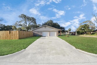 13103 Suzanne St in Stafford, TX - Building Photo - Building Photo