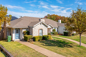 Kingsford Court in Arlington, TX - Building Photo - Building Photo