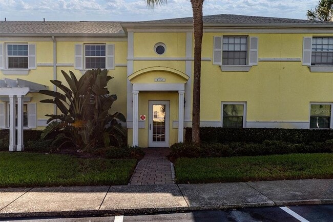 102 Pompano Dr SE in St. Petersburg, FL - Foto de edificio - Building Photo