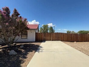 15370 Tacony Rd in Apple Valley, CA - Building Photo - Building Photo