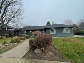 2920 Farmington Ave in Medford, OR - Building Photo - Building Photo