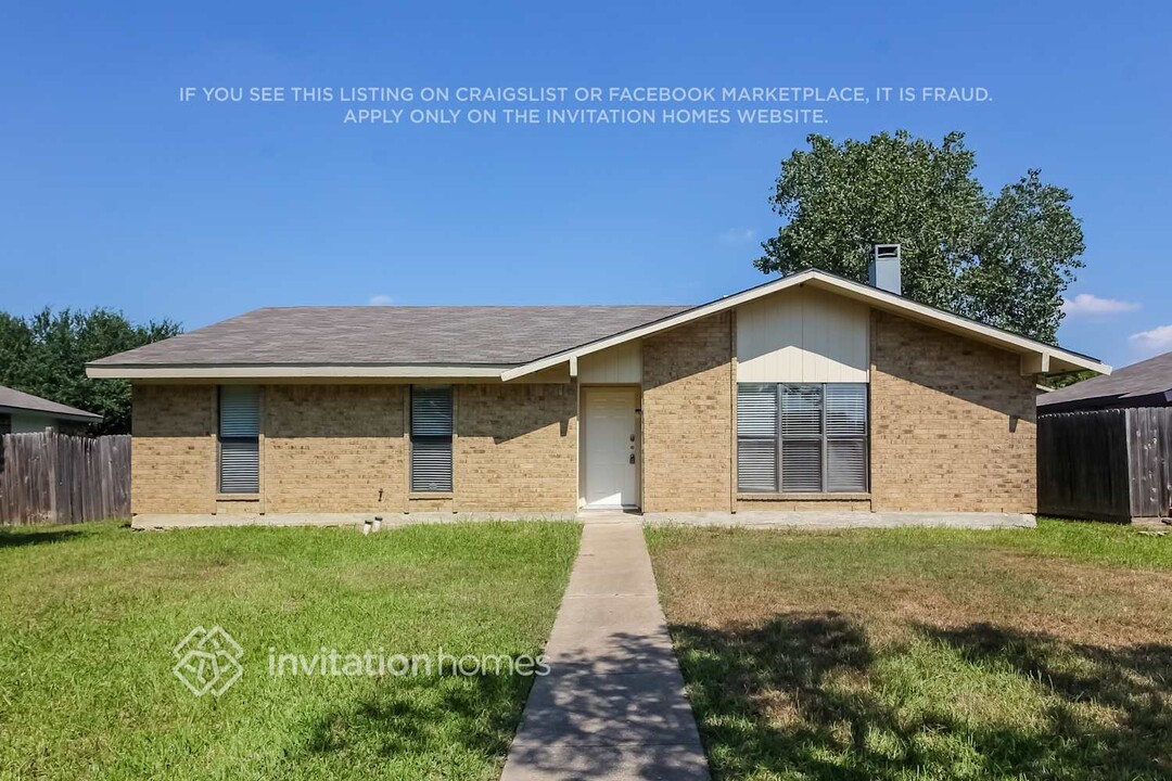 2233 Bowie Dr in Carrollton, TX - Building Photo