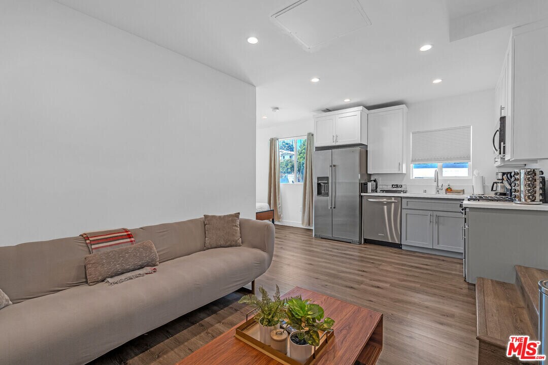 1540 N Bronson Ave in Los Angeles, CA - Building Photo