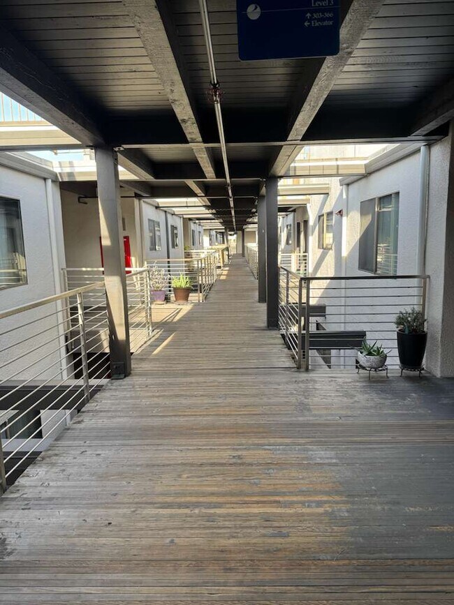 7 Embarcadero W, Unit 306 in Oakland, CA - Building Photo - Building Photo