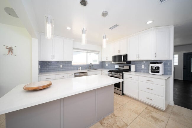 6661 Franrivers Ave in West Hills, CA - Building Photo - Building Photo