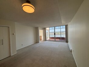 1065 Quayside Dr in New Westminster, BC - Building Photo - Building Photo