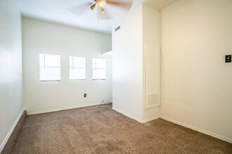 2011 45th St in Lubbock, TX - Foto de edificio - Building Photo