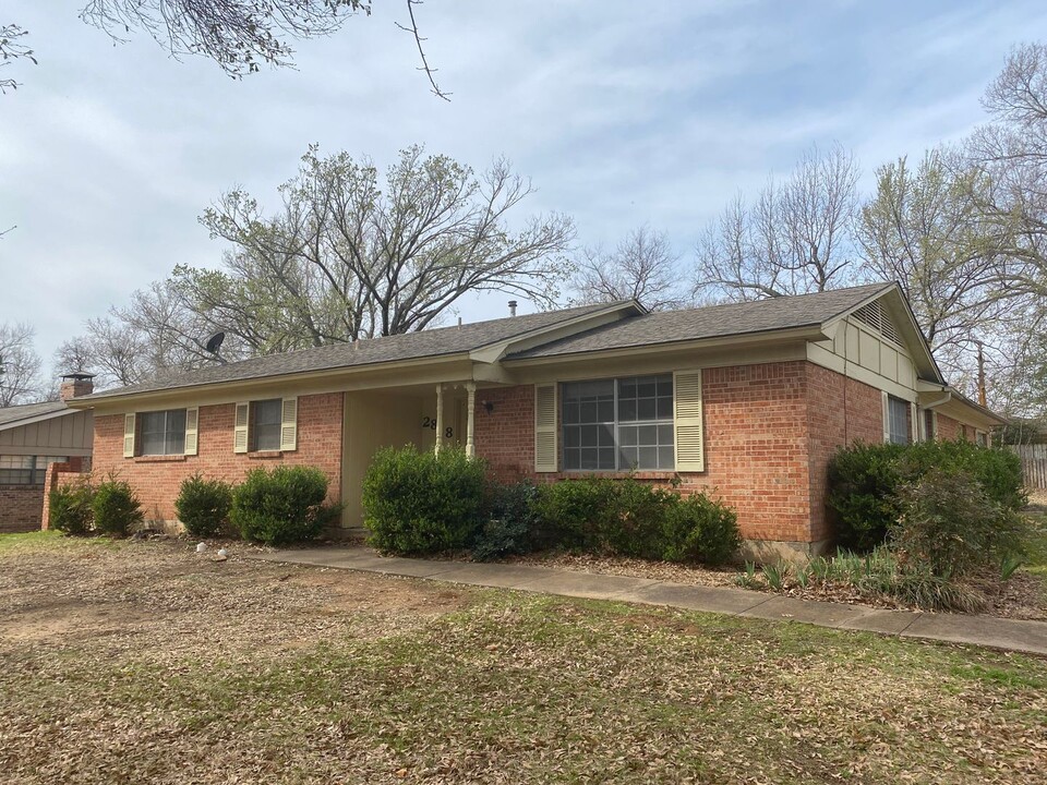 2818 Windsor Dr in Sherman, TX - Building Photo