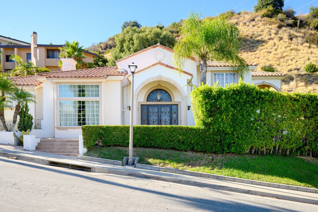 3331 Oakmont View Dr in Glendale, CA - Foto de edificio