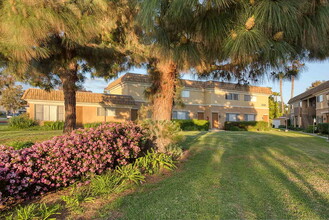 Monterey Villas in Oxnard, CA - Foto de edificio - Building Photo