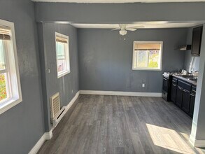 8647 Thermal St, Unit C in Oakland, CA - Building Photo - Building Photo