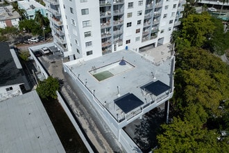 Stanton House in Miami Beach, FL - Foto de edificio - Building Photo