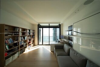 1425 Brickell Ave in Miami, FL - Building Photo - Building Photo