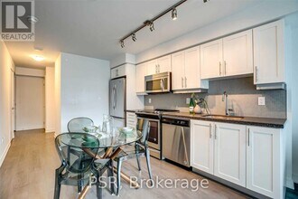 525 Adelaide St W in Toronto, ON - Building Photo - Building Photo