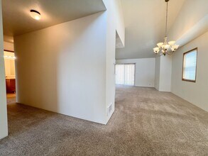 5421 N Hills Dr in Klamath Falls, OR - Building Photo - Building Photo