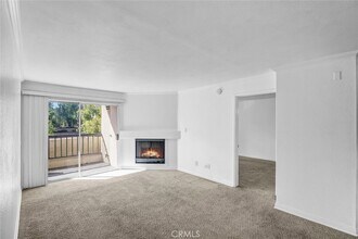5535 Canoga Ave, Unit 204 in Los Angeles, CA - Building Photo - Building Photo