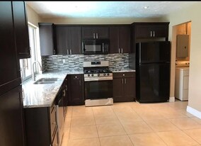 2410 NW 87th Ln in Sunrise, FL - Building Photo