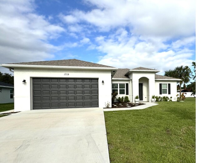 1719 SW Bradway Ln in Port St. Lucie, FL - Foto de edificio - Building Photo