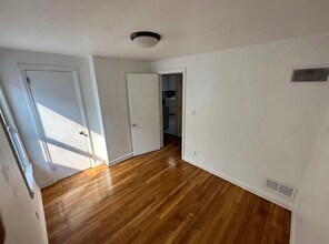 256 Broad St, Unit 2 in Norwich, CT - Foto de edificio - Building Photo