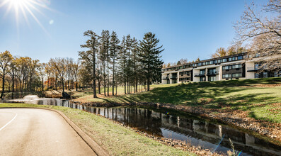 Whitewood Pond Apartments in North Haven, CT - Building Photo - Building Photo