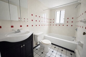 Fountain Square in North Versailles, PA - Foto de edificio - Building Photo