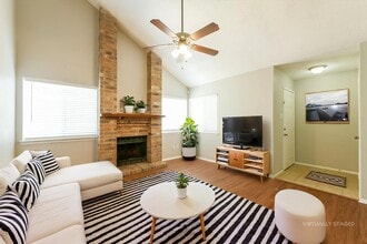 13630 Alon Ln in Houston, TX - Foto de edificio - Building Photo