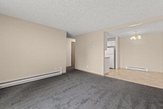11540 Pinehurst Way NE in Seattle, WA - Building Photo - Building Photo