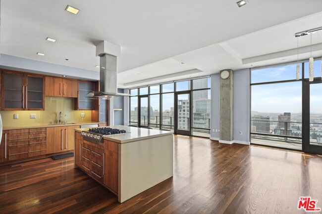 1100 S Hope St in Los Angeles, CA - Foto de edificio - Building Photo