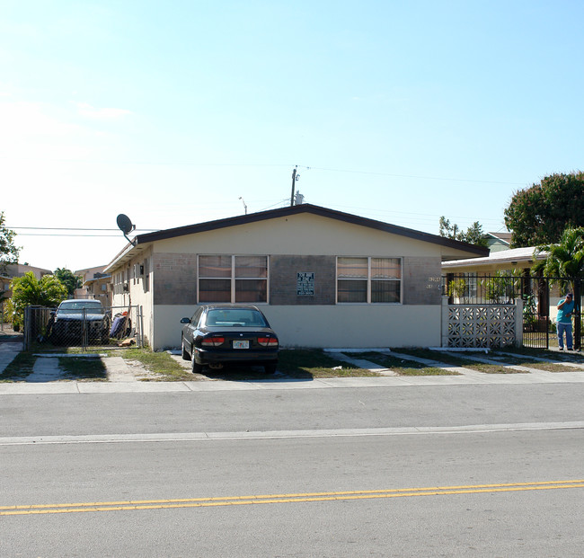 62-74 W 26th St in Hialeah, FL - Foto de edificio - Building Photo