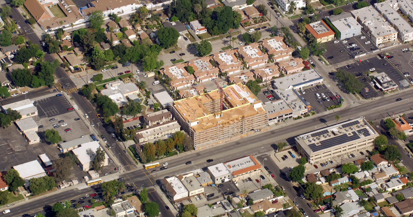 Pendant on Topanga in Canoga Park, CA - Building Photo