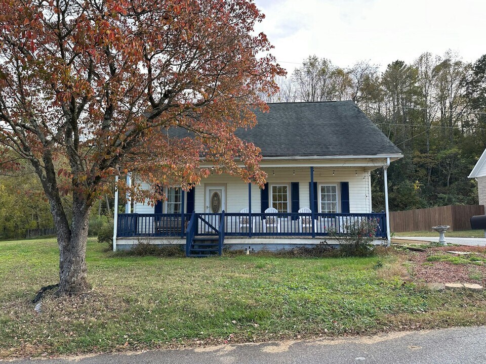 302 Catawba Ave in Hickory, NC - Building Photo
