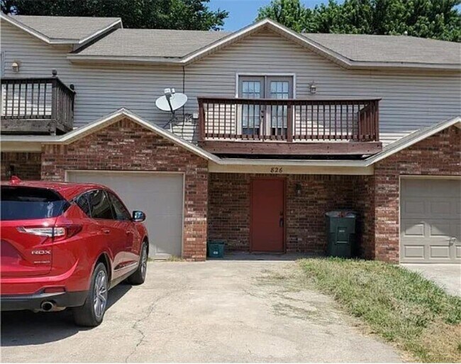 property at 826 W Peachtree Dr