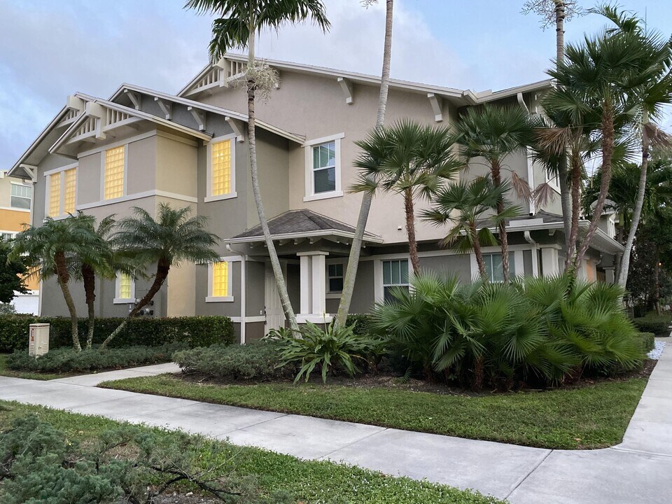 939 Millbrae Ct in West Palm Beach, FL - Building Photo