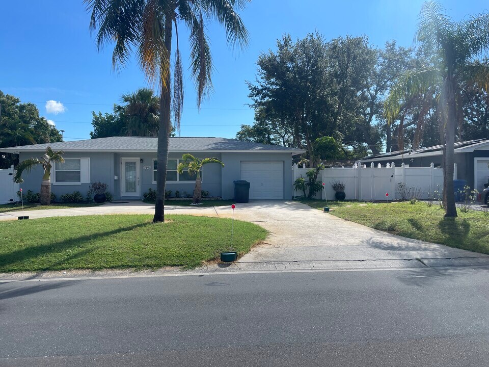7193 17th Way N, Unit Studio in St. Petersburg, FL - Building Photo