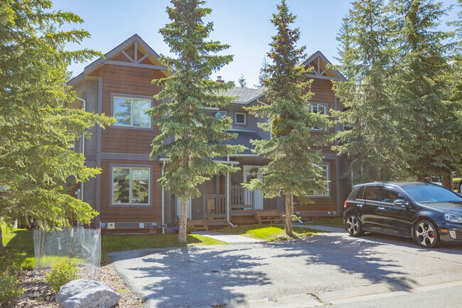 19 Sundance Crt in Banff, AB - Building Photo - Building Photo
