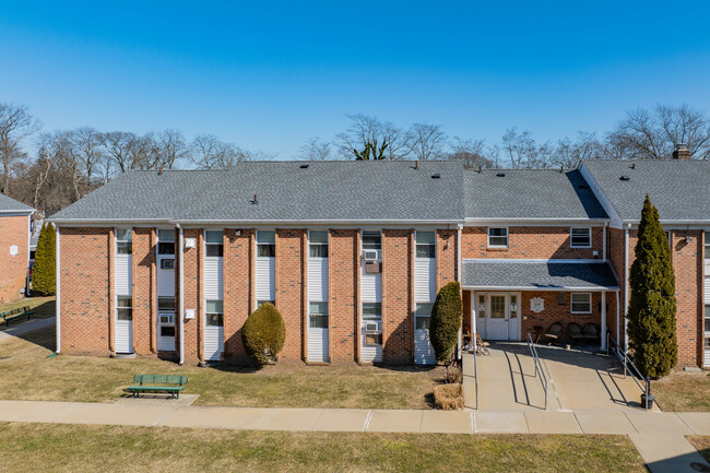 Tall Oaks Senior Housing in Massapequa, NY - Building Photo - Building Photo