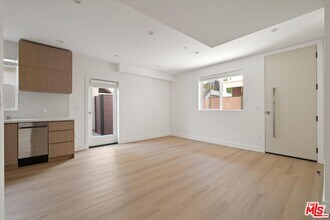 15207 1/2 Morrison St in Los Angeles, CA - Building Photo - Building Photo