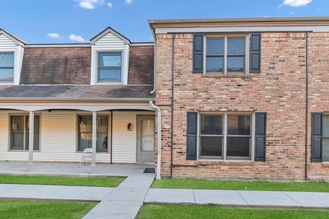 1717 Bristol Walk in Hoffman Estates, IL - Building Photo - Building Photo