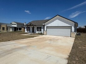 202 Colonial Ln in La Vernia, TX - Building Photo